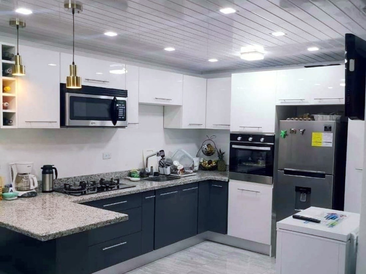 Cocina contemporánea bicolor