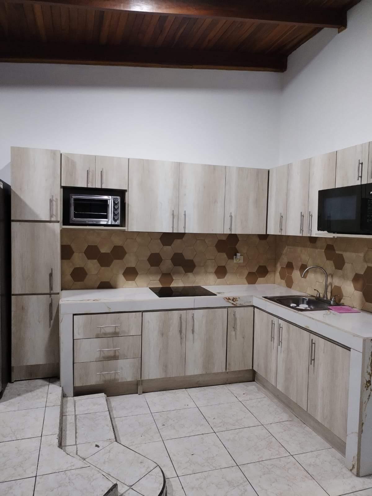 Cocina en melamina textura madera clara
