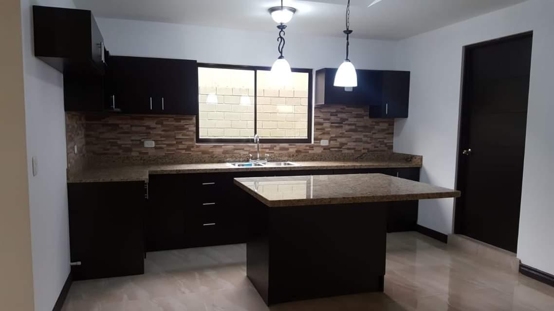 Cocina wengué con desayunador